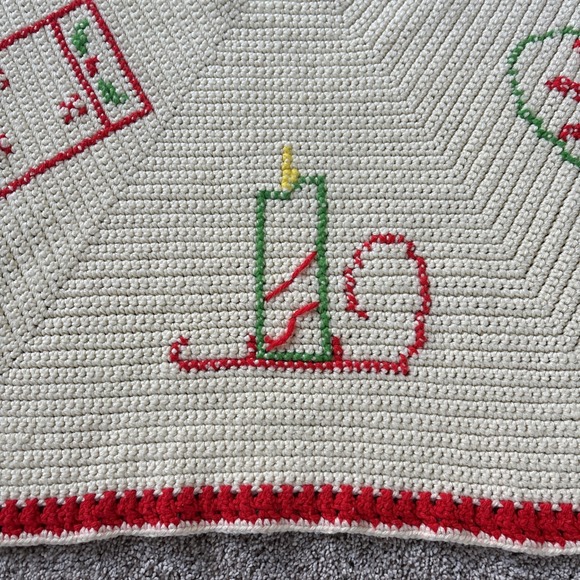 Vintage Hand Made Crocheted Christmas Tree Skirt Ivory Red 38.5x34" - Picture 4 of 10